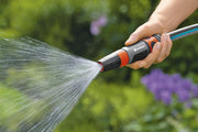 GARDENA 08045 Portamangueras de pared retráctil de 20 m, montaje en pared, retracción automática y bloqueo de longitud para un riego fácil. Soporte giratorio resistente de 180°, boquilla