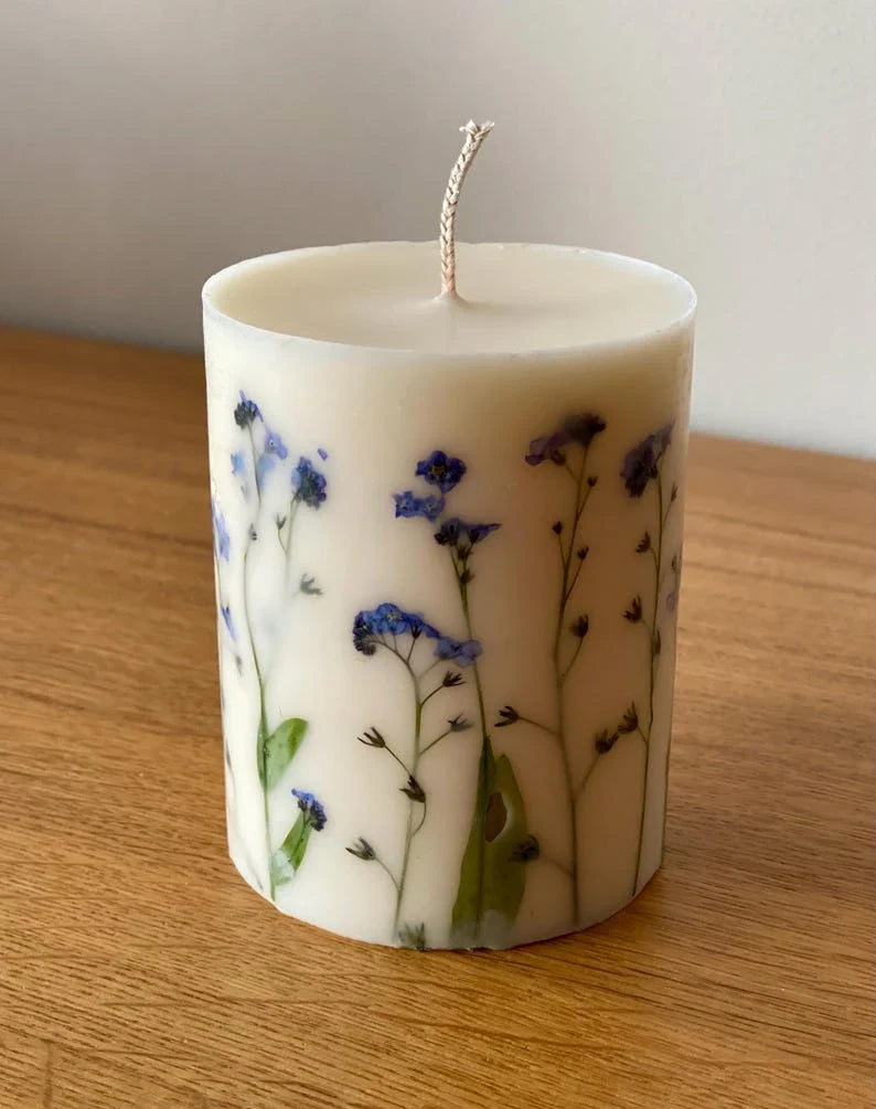 Vela de soja cilíndrica con nomeolvides prensadas, 9 cm de altura x 7,5 cm de ancho