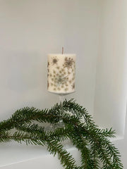 Vela botánica de soja - Flor de copo de nieve, aroma invernal (pino, canela, vainilla), 9x7,5 cm, 100% cera de soja