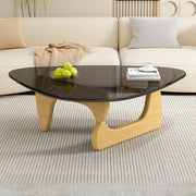 Mesa de centro triangular de madera con cubierta de cristal